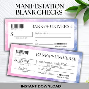 Könnte beinhalten: Zwei rechteckige Manifestationsschecks mit einem rosa und violetten Wolkenhintergrund. Die Schecks enthalten den Text BANK OF THE UNIVERSE, einen Strichcode sowie Felder für den Empfänger, das Datum und die Unterschrift. Ein Scheck ist leer, einer ausgefüllt.