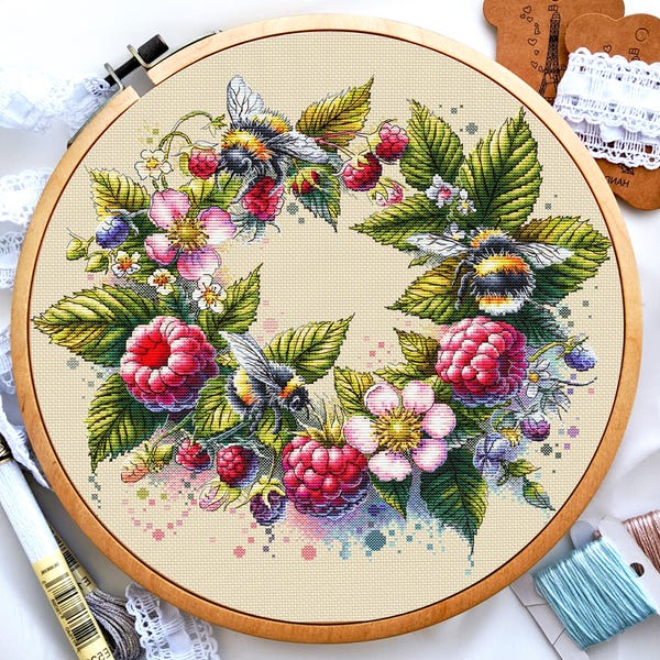Floral Wreath Cross Stitch Pattern PDF, Raspberry and Bumblebee Embroidery Chart, Beginner Friendly, Printable DMC Threads