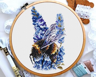 Bijen kruissteekpatroon met blauwe bloemen realistisch insect borduurwerk ontwerp pdf modern natuur decor