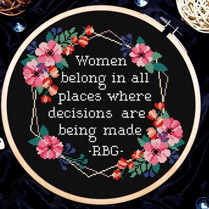 Peut inclure: Cerceau de broderie noir avec un motif floral et la citation "Les femmes ont leur place partout où des décisions sont prises -RBG-"