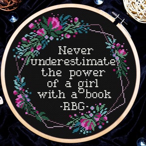 Peut inclure: Cerceau de broderie noir avec un motif floral et la citation "Ne sous-estimez jamais le pouvoir d'une fille avec un livre -RBG-"