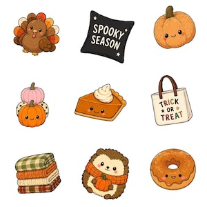 K&ouml;nnte beinhalten: Eine Sammlung von neun herbstlichen Illustrationen mit einem braunen Truthahn, einem schwarzen Kissen mit dem Text SPOOKY SEASON, einem orangefarbenen K&uuml;rbis, gestapelten K&uuml;rbissen, einem St&uuml;ck K&uuml;rbiskuchen, einer Tasche mit TRICK OR TREAT, gefalteten Decken, einem Igel und einem Krapfen.