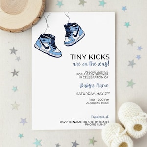 以下が含まれることがあります： 「TINY KICKS are on the way!」の文字と、青と白のベビー用スニーカーのペアが描かれたベビーシャワーの招待状。招待状には、赤ちゃんの名前、日付、時間、住所を記載するスペースがあります。「Digital Download」と「Editable Template」の文字も表示されています。