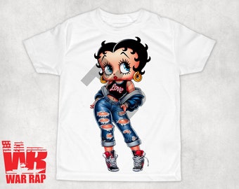 Puede incluir: Camiseta blanca con una imagen de dibujos animados de un personaje femenino que lleva pantalones vaqueros rotos, un top negro con la palabra "Love" y una chaqueta azul. Lleva zapatillas rojas y tiene el pelo negro y los ojos azules.