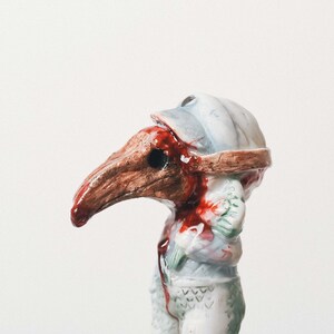 Zoon van pestdokter | OOAK Horror beeldje Tchotchke plank horror mantel decor herschilderen porselein kunst enge sculptuur met geboorteakte