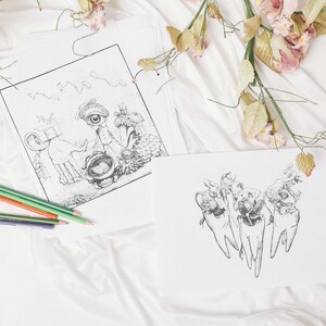 Op de afbeelding: Twee zwart-witte kleurplaten op een wit oppervlak. De eerste pagina toont een cartoonillustratie van een schepsel met een groot oog en een groep andere schepsels. De tweede pagina toont een cartoonillustratie van een groep schepsels met tanden.