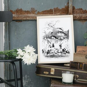 Op de afbeelding: Zwart-witte illustratie van een groep vissen en mensen in een rivier. De illustratie is ingelijst en hangt aan een muur met een witte achtergrond.