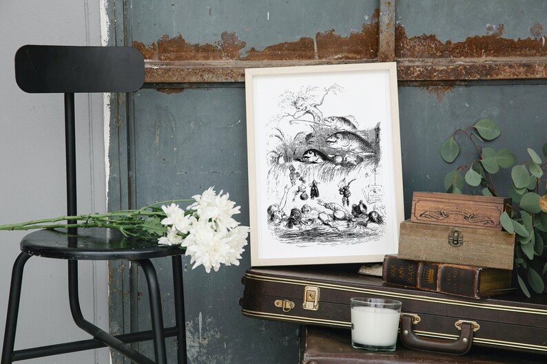 Op de afbeelding: Zwart-witte illustratie van een groep vissen en mensen in een rivier. De illustratie is ingelijst en hangt aan een muur met een witte achtergrond.