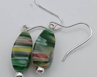 Boucles d’oreilles faites à la main Boucles d’oreilles en verre vert pendantes plaquées argent