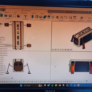 Może przedstawiać: Ekran komputera wyświetlający projekt 3D droida. Projekt jest pokazany z wielu perspektyw, w tym z góry, z boku i z przodu. Droid jest głównie beżowy z czerwonymi i brązowymi akcentami.