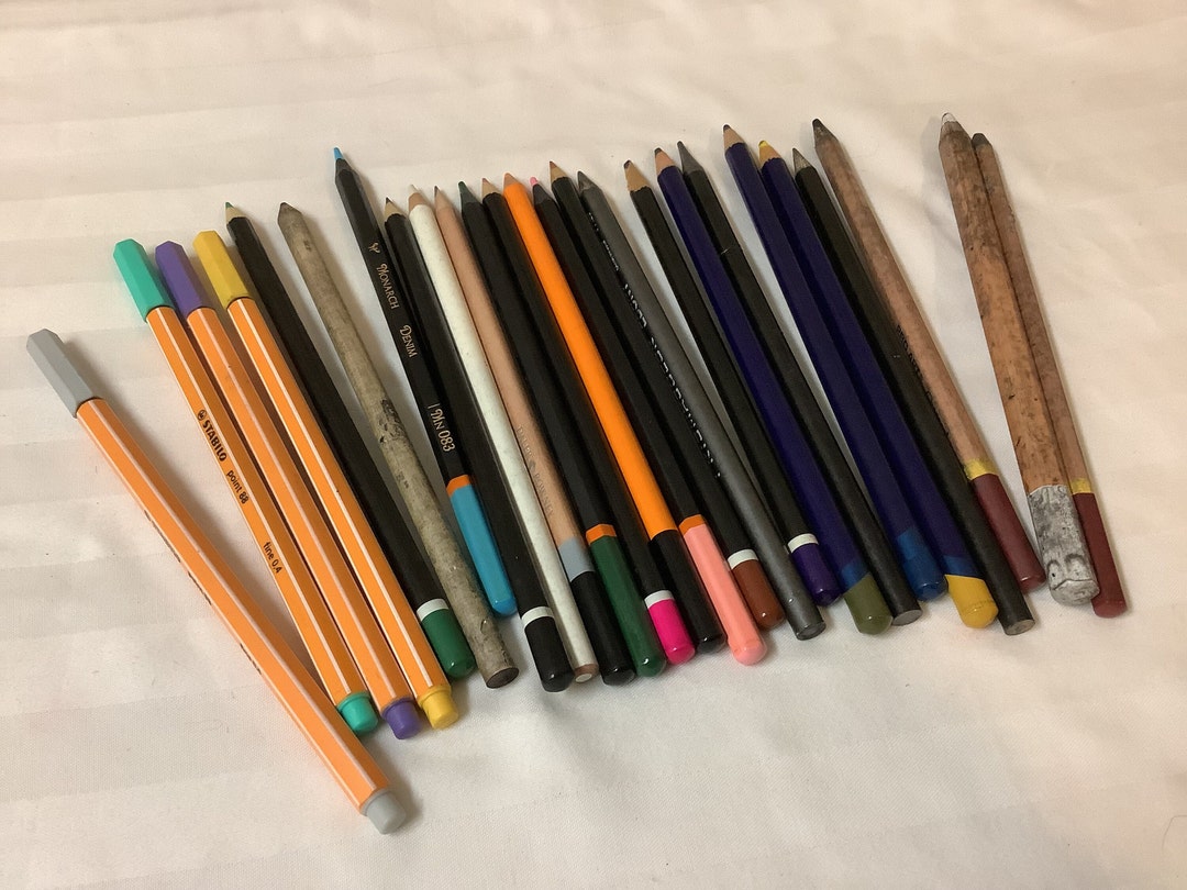 Artists Pencils Draw, Sketch Lot of 25 Artist's Loft, Daler Rowney, Pro