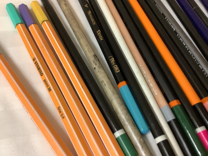 Artists Pencils Draw, Sketch Lot of 25 Artist's Loft, Daler Rowney, Pro