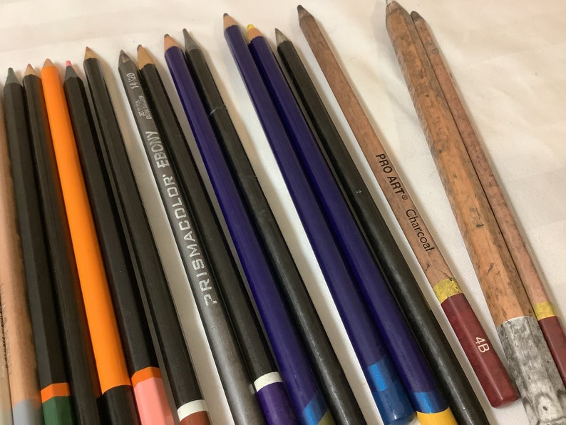 Artists Pencils Draw, Sketch Lot of 25 Artist's Loft, Daler Rowney, Pro