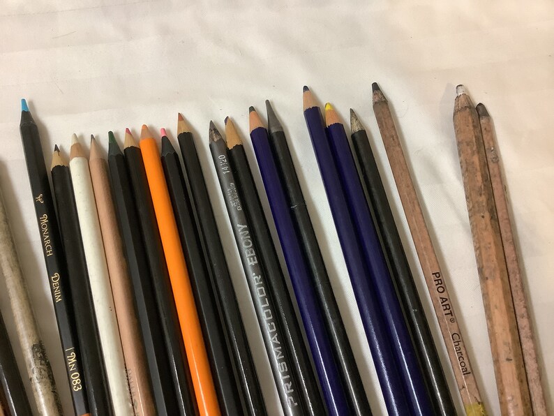 Artists Pencils Draw, Sketch Lot of 25 Artist's Loft, Daler Rowney, Pro