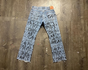 Jeans Levi’s 517 rediseñados con estampado serigrafiado: mezclilla reciclada y personalizada, estilo urbano único.