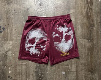 Op maat gemaakte, geüpcyclede, herwerkte sportshort met zeefdruk: rode kampioen – Skulls, heavy metal