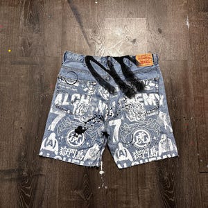 Pantalones cortos vaqueros de mezclilla azul claro/blanco desgastados con estampado de serigrafía personalizado, talla 38, del departamento de arte Levi's 505. Haz arte, no guerra.