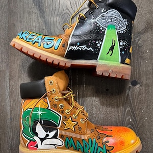 Botas Timberland únicas, hechas a mano y pintadas a mano con pintura acrílica estilo pop art.
