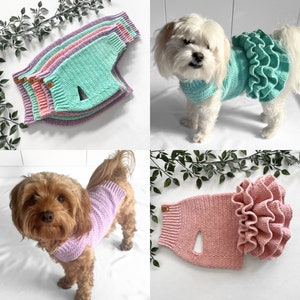 Könnte beinhalten: Ein Set aus drei gehäkelten Hundesweatern in Rosa, Hellgrün und Lavendel. Die Pullover haben einen Rüschen-Detail auf der Rückseite und ein Loch für die Leine.