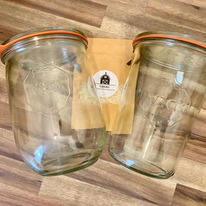 The left jar is the 1L Tulip jar and the right jar is the 3/4L Mold jar.