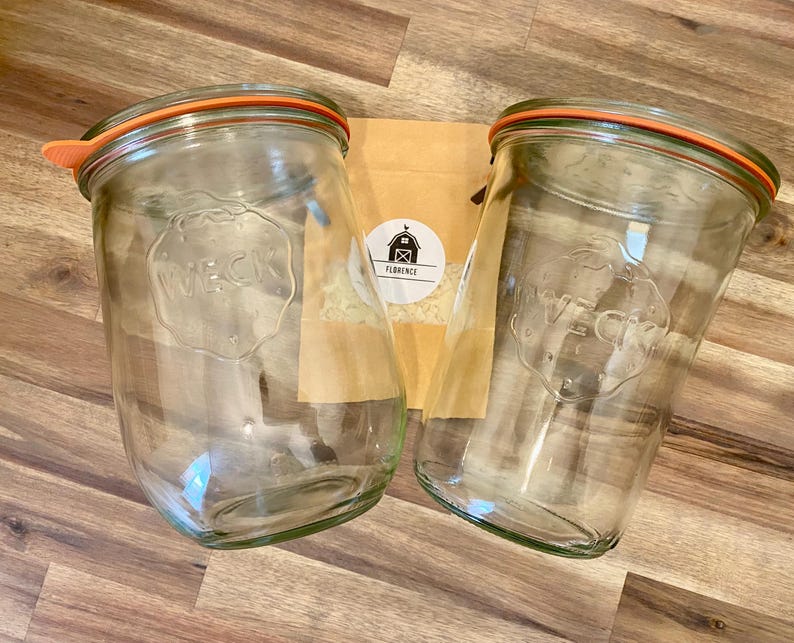 The left jar is the 1L Tulip jar and the right jar is the 3/4L Mold jar.