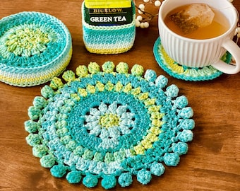 PATRÓN DE CROCHET: Salvamanteles Fields Of Joy, posavasos y soporte de ganchillo. Nivel de proyecto INTERMEDIO. Patrón adicional para mini-bolsita de té.