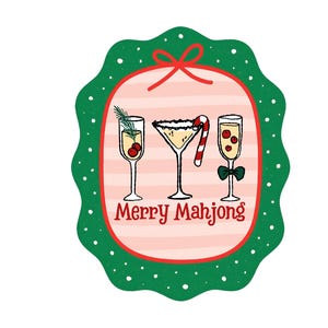 Könnte beinhalten: Ein festlicher Aufkleber mit grünem Rand und dem Schriftzug "Merry Mahjong". Das Design zeigt drei Cocktailgläser mit festlichen Dekorationen, darunter eine Zuckerstange. Der Hintergrund hat rosa und weiße Streifen.