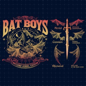 Może przedstawiać: Ciemnoniebieski projekt graficzny z napisem "THE BAT BOYS" w kolorze pomarańczowym i żółtym, ilustracjami nietoperzy i mieczem. Zawiera imiona Azriel, Cassian i Rhysand oraz tytuły takie jak "Mistrz Szpiegów" i "Wysoki Lord".