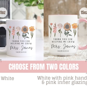 Może przedstawiać: Dwa białe ceramiczne kubki z kwiatowym wzorem i tekstem "Thank you for helping me grow Mrs. Jones from Rosie". Jeden kubek ma r&oacute;żowy uchwyt i r&oacute;żową wewnętrzną glazurę. Kubki są dostępne w rozmiarach 11oz i 15oz.