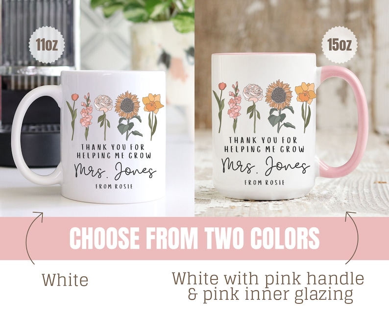 Może przedstawiać: Dwa białe ceramiczne kubki z kwiatowym wzorem i tekstem "Thank you for helping me grow Mrs. Jones from Rosie". Jeden kubek ma r&oacute;żowy uchwyt i r&oacute;żową wewnętrzną glazurę. Kubki są dostępne w rozmiarach 11oz i 15oz.