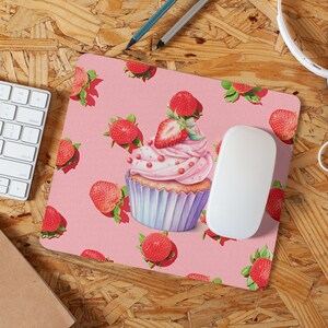Deliciously Strawberry Surprise cupcake-muismat, schattig bureaudecor, schattig bureauonderlegger, gaming-onderlegger, esthetiek bureaumat, gaming-muismat