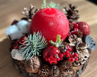 Christmas table arrangement with candles and pine cones. Christmas composition.