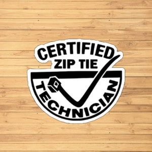 Puede incluir: Una pegatina blanca y negra con el texto "Certified Zip Tie Technician" en un círculo con una marca de verificación.