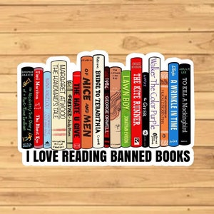 Peut inclure: Un autocollant représentant une bibliothèque remplie de livres colorés avec des titres comme "The Hate U Give", "To Kill a Mockingbird" et "The Kite Runner". L'autocollant indique "J'aime lire des livres interdits".