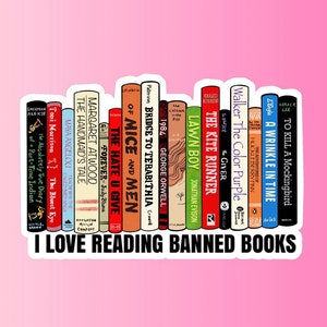 Peut inclure: Un autocollant représentant une bibliothèque remplie de livres interdits. L'autocollant indique "J'aime lire des livres interdits".