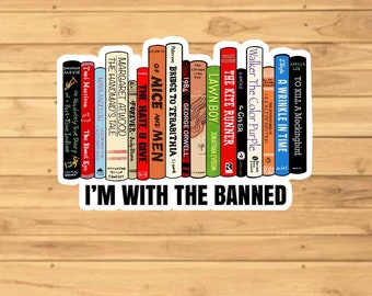 Puede incluir: Una pegatina con una estantería llena de libros prohibidos. La pegatina dice "Estoy con los prohibidos". Los libros incluyen "To Kill a Mockingbird", "A Wrinkle in Time", "The Color Purple", "The Giver", "The Kite Runner", "Lawn Boy", "1984", "Bridge to Terabithia", "Of Mice and Men", "The Hate U Give", "Forever", "The Handmaid's Tale", "I Know Why the Caged Bird Sings", "The Bluest Eye", "The Absolutely True Diary of a Part-Time Indian".