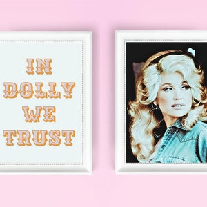 Dolly Inspired Digital Wall Art. Drukowalna sztuka ścienna. Modna sztuka ścienna Preppy. W Dolly ufamy sztuce. Estetyka kowbojki.