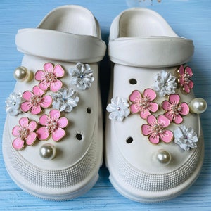 Pink flower crocs deals