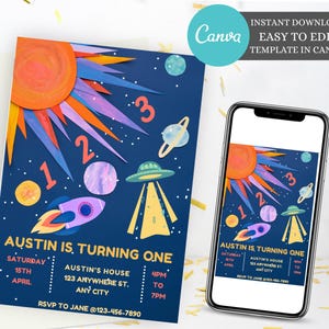 Könnte beinhalten: Eine blaue und gelbe Einladung zu einer Weltraum-Geburtstagsparty mit einer Rakete, Planeten und Sternen. Der Text lautet "Austin wird eins" mit Details zur Party, einschließlich Datum, Uhrzeit und Ort.