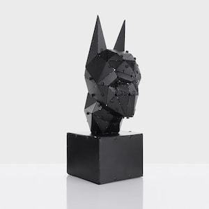 Escultura de escritorio de metal de hombre murciélago moderna - Decoración artística de hombre murciélago 3D, soporte de escritorio con casco de hombre murciélago, pieza de decoración de escritorio de metal única
