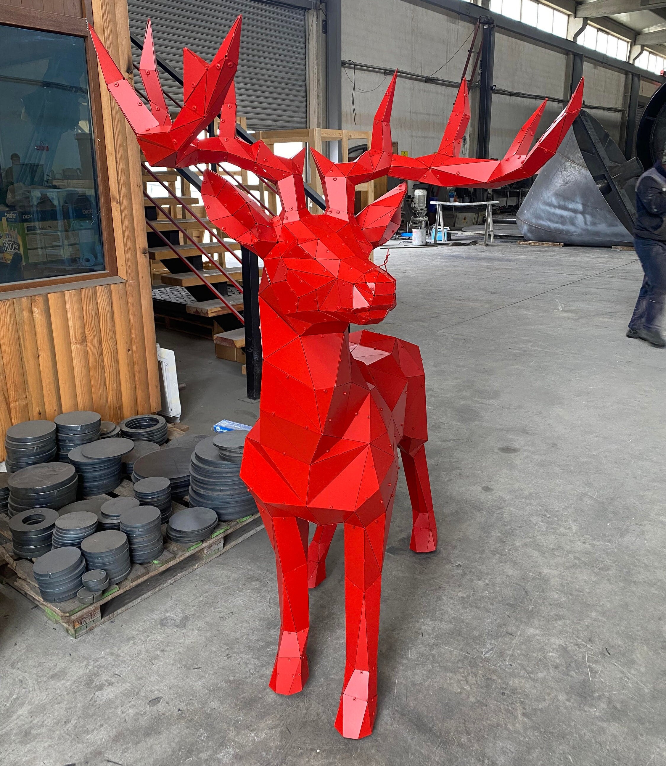 モダンな赤い幾何学的な鹿の金属製の立つ赤い鹿の彫刻 - 3D動物