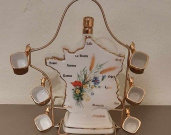 Französische Vintage Karaffe Flasche, 6 kleine Becher, & Standfuß aus Messing. Souvenir Landkarte Frankreich Porzellan Karaffe. Souvenir aus Frankreich. Luxe Frankreich Flasche