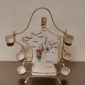 Botella decantadora vintage francesa, 6 tazas pequeñas y soporte de latón. Mapa de recuerdo Decantador de porcelana de Francia. Recuerdo de Francia. Botella de lujo Francia