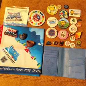 Artículos de colección vintage de Scouts procedentes de Corea del Sur, Sharjah y Azerbaiyán: insignias, parches, pasadores para pañuelos, bufandas, tarjeteros