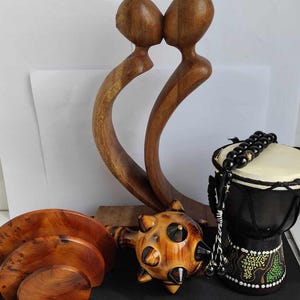 Holzfiguren. Türkische traditionelle Trommel. Dubrovnik Morgenstern. Israelischer Rosenkranz. Marokkanischer Serviettenhalter. Sich küssendes Paar abstrakte Kunst Figur.