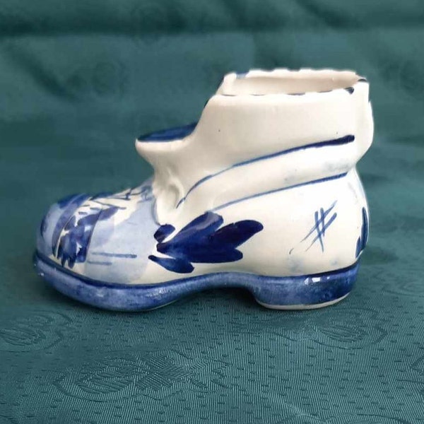 Small porcelain clog. Vintage Delft Holland shoe ashtray. Hand painted Delft blue Dutch shoe. Blue and white ceramic collectible figurine.