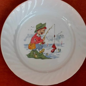 Vintage Bulgarian 7" dziecięcy talerz. Kolekcjonerski dziecięcy talerz. Porcelanowy talerz z lat 80. Prezent dla dziecka. Dekoracja pokoju dziecięcego. Dziecięcy talerz wędkarski