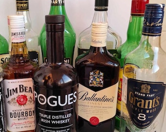 Tom Whisky-, Bourbon- och Ouzoflaska: Tullamore Dew, Ballantine's, Grant's, Teacher's, Jameson, Martini, Pogues, Jim Beam, 100 Pipers, Dimple