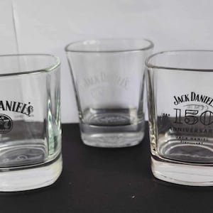 Jack Daniels whiskey collectible glasses. Set of 2 drinking rock glasses. Vintage Jack Daniels collectibles for whiskey lovers.