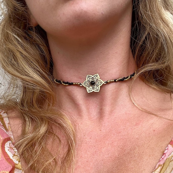 Collier lotus doré, ras de cou macrame laiton, choker pierre naturelle, choker hippie boho, collier fleur de vie, collier choker doré pierre